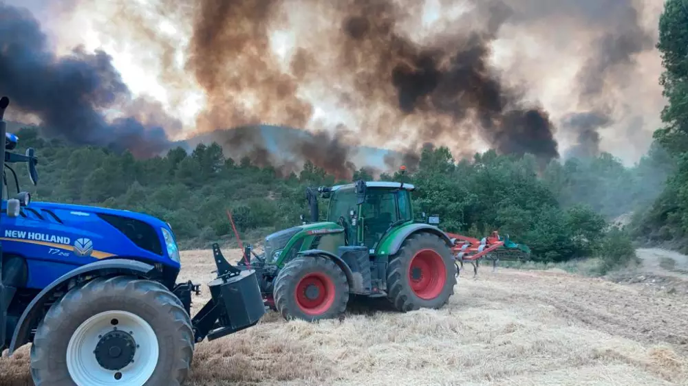 Cazadores y agricultores ayudan a extinguir un incendio en Cataluña