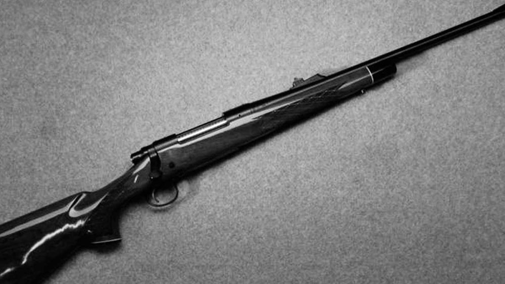 Encuentran a un cazador muerto por un disparo de rifle en su casa e investigan si sucedió limpiando el arma