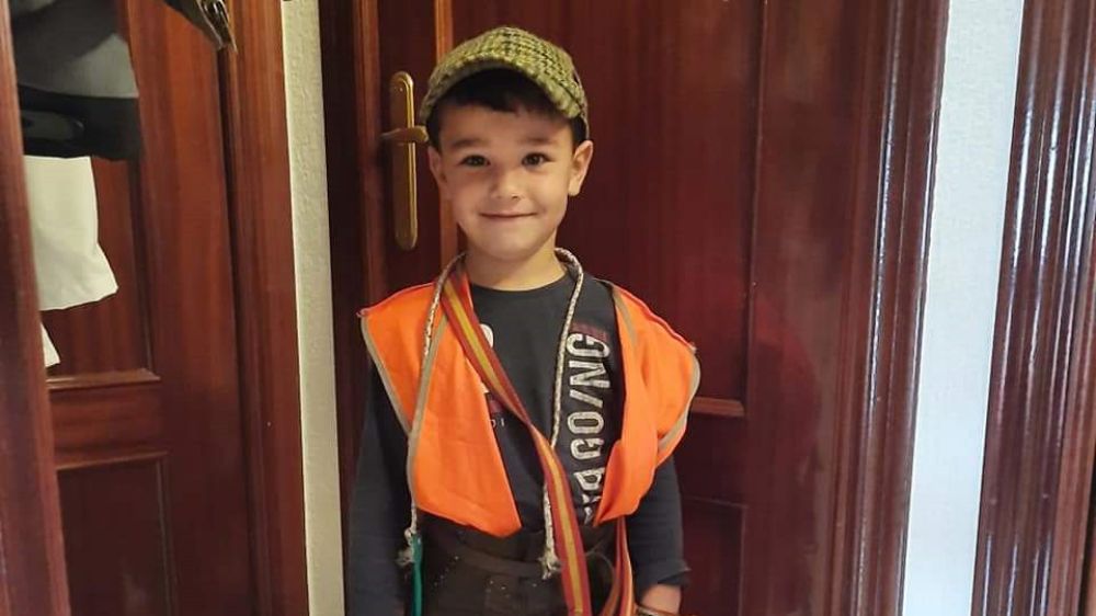 Manuel, el niño rehalero de cinco años, espera con ilusión el inicio de la temporada de caza