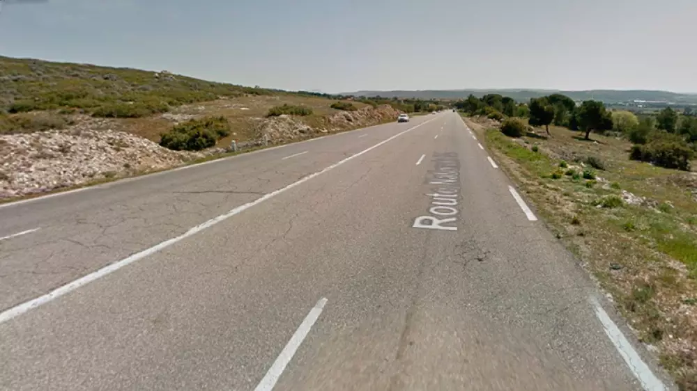 Un motorista de 61 años impacta con un jabalí