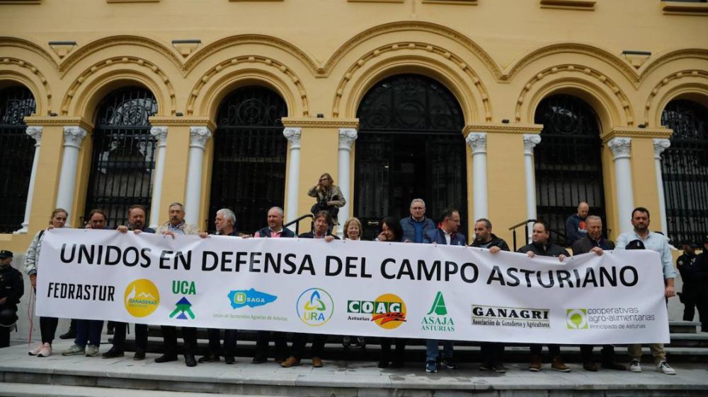 Una caravana de tractores se planta ante la sede de Presidencia del Gobierno de Asturias: ‘Unidos por la defensa del campo asturiano’