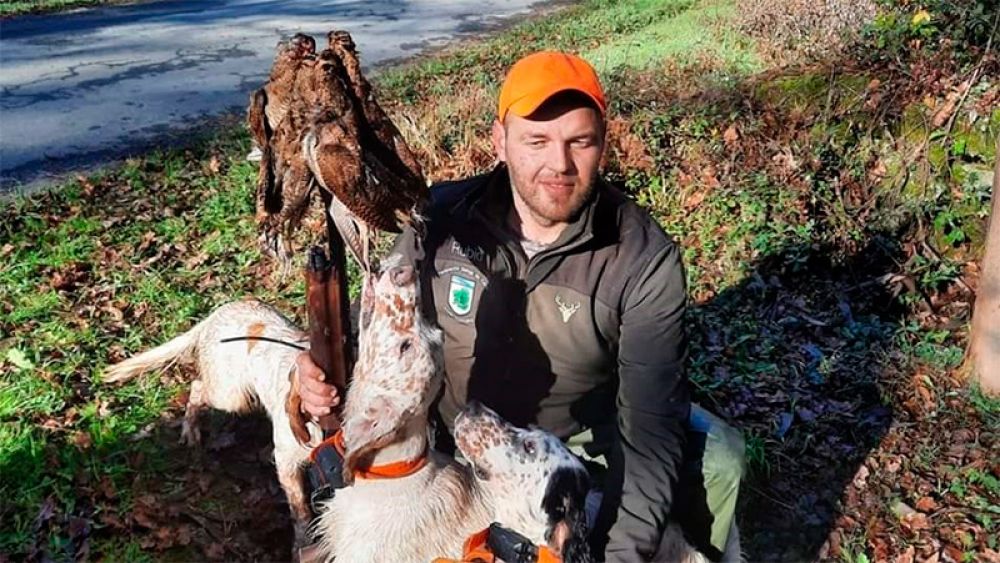 Un becadero coruñés libera la becada que ha capturado uno de sus perros