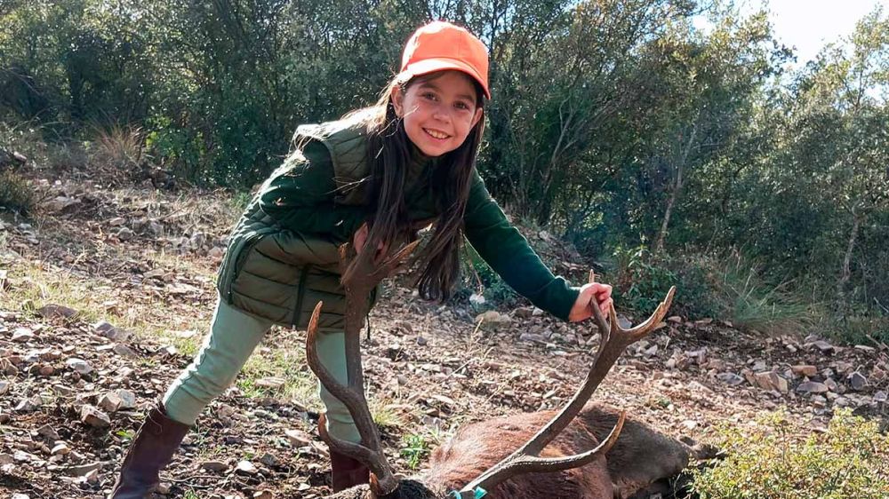 Un montero recupera un ciervo de 14 puntas gracias a su hija de 8 años