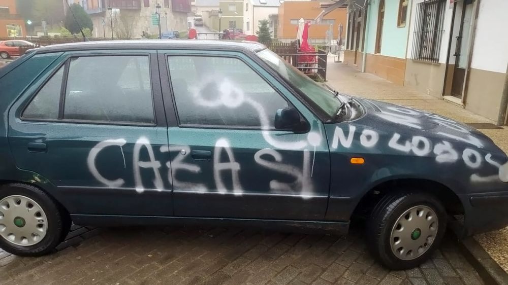 El coche de una animalista aparece con pintadas a favor de la caza y en contra de la prohibición de la caza del lobo en España