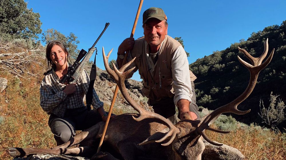 «Papá, va por ti»: una joven cazadora caza su primer ciervo en berrea y se lo dedica a su padre en el ocaso de su trayectoria cinegética