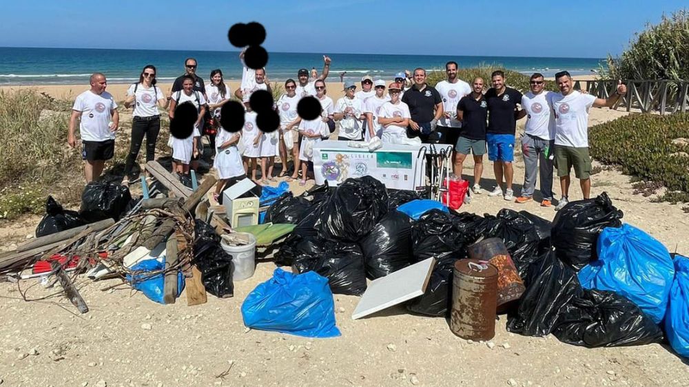 Pescadores deportivos retiran 400 kilos de residuos de una de las playas de moda en España