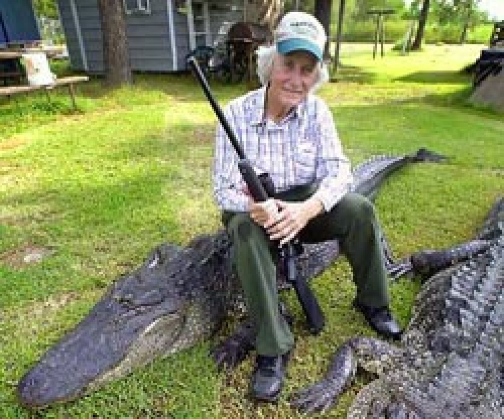 Una mujer caza un caimán de 80 años