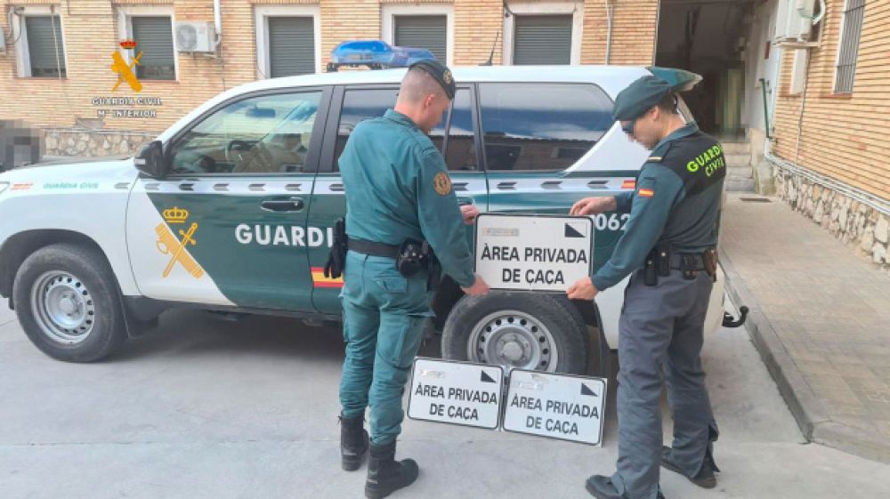 Prohibido cazar: coloca tablillas falsas para que los cazadores no entren en su finca