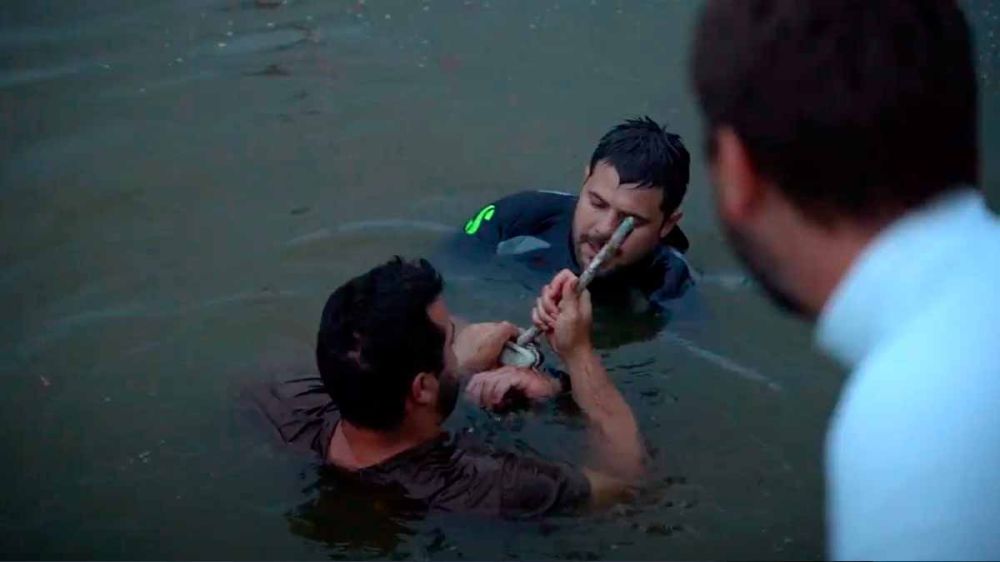 Rescata un caimán de un lago en una finca de Toledo pero acaba con un mordisco en la mano