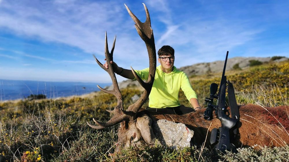 Un joven cazador de 17 años cumple su sueño de abatir un ciervo, y menudo ciervo